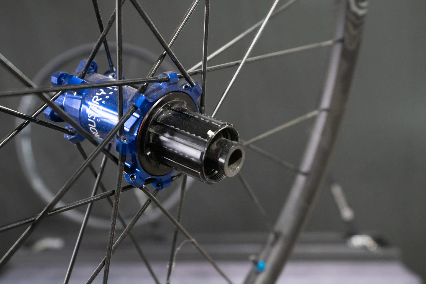 Hydra - TR270 32h - 27.5" - Wheelset - Blue Hub - Color Pattern aim - 15x100 - 12x142 - HG